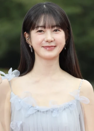 Lee Yo-won headshot