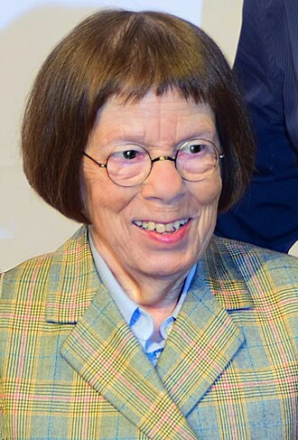 Linda Hunt headshot
