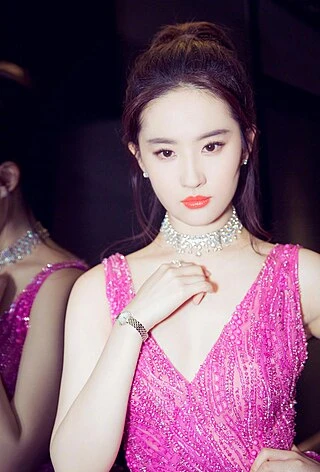 Liu Yifei headshot