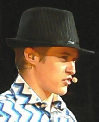 Lucas Grabeel headshot