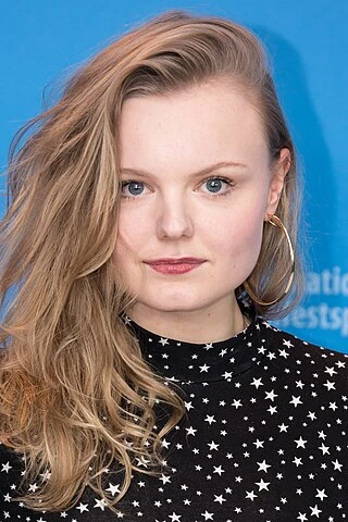 Maria-Victoria Dragus headshot