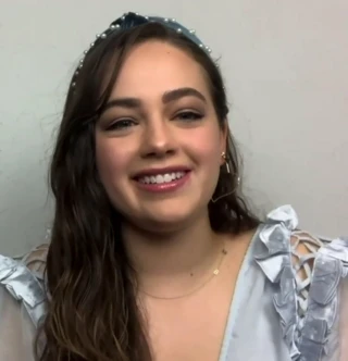 Mary Mouser headshot