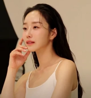 Moon Ye-won headshot