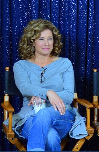 Nancy Travis headshot