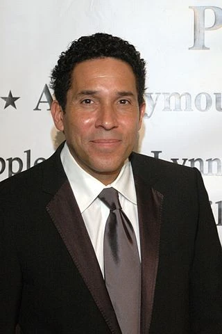 Oscar Nunez headshot