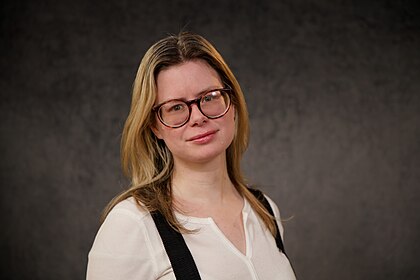 Elle Schneider image