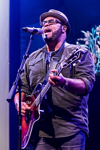 Israel Houghton image