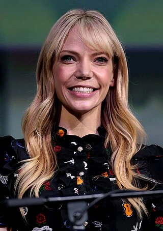 Riki Lindhome headshot