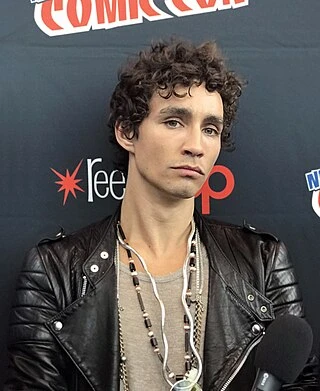 Robert Sheehan headshot