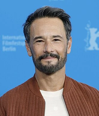 Rodrigo Santoro headshot
