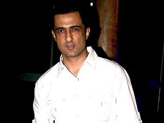 Sanjay Suri headshot