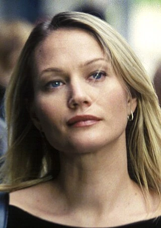 Sarah Wynter headshot