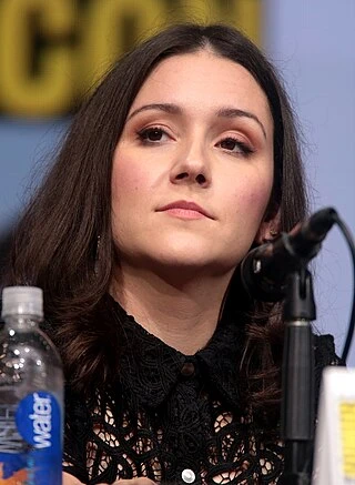 Shannon Woodward headshot