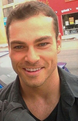 Shawn Roberts headshot