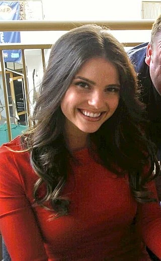 Shelley Hennig headshot