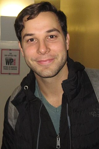 Skylar Astin headshot