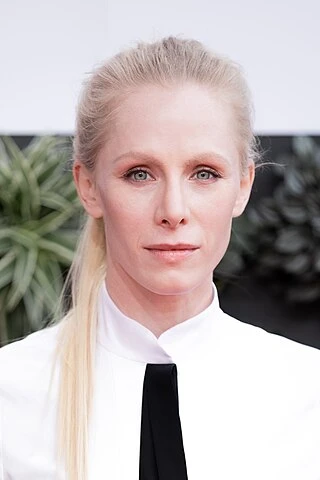 Susanne Wuest headshot