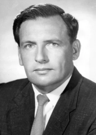 Tom Lewis headshot
