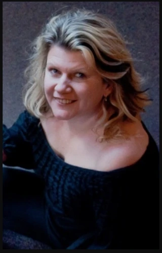 Tracey Moore headshot