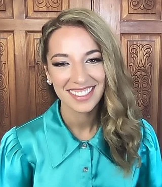 Vanessa Lengies headshot