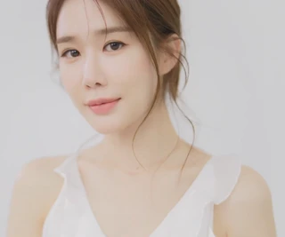 Yoo In-na headshot