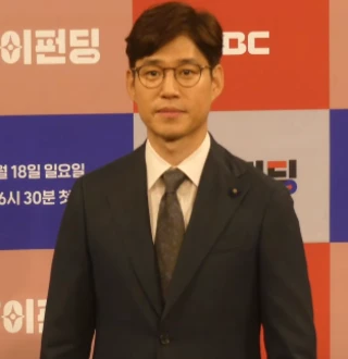 Yoo Jun-sang headshot